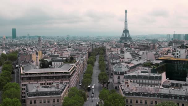 Bovenaanzicht van de Eiffeltoren en de daken van de hoofdstad. Paris, Frankrijk-slowmotion. Stadsgezicht auto's op de weg. Shot van de boog van triomf — Stockvideo