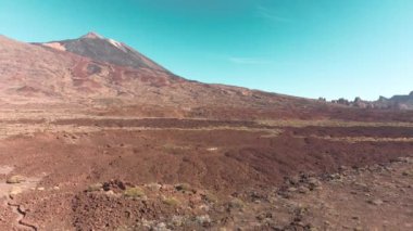 Hava dron çekim. Kanarya Adaları, Teide yanardağı. Milli park. Taşlar ve dağ mavi gökyüzü. Yalnızlık, kolonizasyon ve tehcir Mars ve diğer gezegenlerin kavramı. Düşük