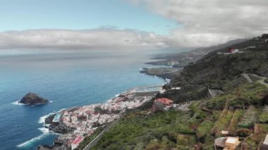 Hava atış. Mavi okyanus ve volkanik shore. Alp yol Serpantinli ve saç tokası. Dağları nın yakın Atlantik Okyanusu kıyısında küçük bir kasaba. Garachico, Tenerife, Kanarya