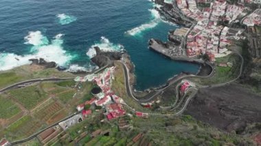 Hava atış. Dağ, okyanus ve volkanik kıyı şeridi dibinde küçük bir kasaba. Sarma yollar yılan gibi saç tokaları dağda araba arabalar. Tatil ve tatil kavramı okyanus üzerinde