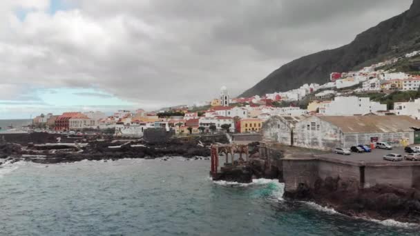 Légi felvétel. Pier és a parkoló autó is a bejáratnál, hogy a város. Garachico egy ősi és az északi-sziget leglátogatottabb városa. Tenerife, Kanári, Spanyolország — Stock videók