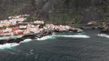 Doğal sahil şeridine Garachico şehir kıyısında sertleştirilmiş volkanik oluşumlar. Tenerife adanın, Kanarya, İspanya kuzey kesiminde
