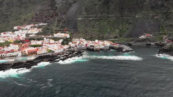 Costa natural con formaciones volcánicas endurecidas en la orilla de la ciudad de Garachico. Parte norte de la isla de Tenerife, Canarias, España — Vídeos de Stock