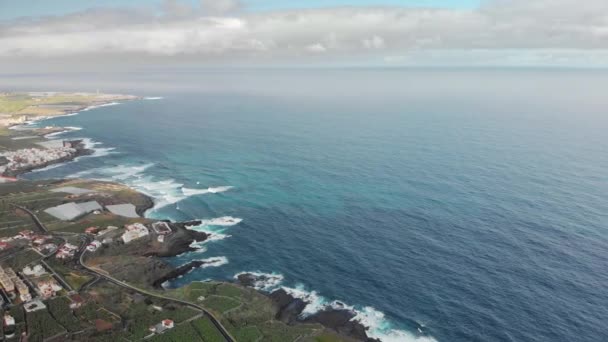 Colpo aereo. Lunga costa, onde forti. Oceano blu sconfinato e riva vulcanica. Il concetto di vacanza e vacanza sull'oceano, serenità. Garachico, Tenerife, Isole Canarie — Video Stock