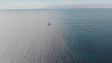 Hava atış. Yalnız yelkenli yat okyanusun mavi sularda. Mavi gökyüzüne karşı. Su ve Yatçılık Aktif istirahat kavramı. Kanarya Adaları, Tenerife