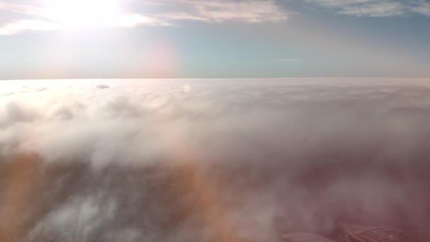 Légi felvétel. Repül egy napos, világos nap volumetrikus textúra zivatar felhők felett. Tenerife, Kanári-szigetek, Spanyolország. A meteorológia és időjárás előrejelzés, repülés egy repülőgép nézet a — Stock videók