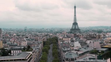 Üstten Görünüm Eyfel Kulesi ve sermaye çatılar. Paris, Fransa, ağır çekim. Cityscape arabalar yolda. Triumph arch vurdu