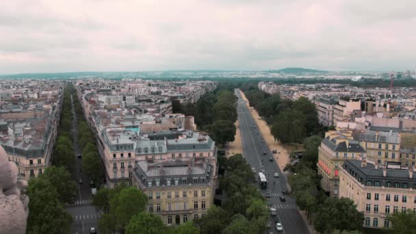 パリ, フランスのスローモーションの屋根の上を上から表示します。道路上の車を都市の景観。凱旋門からのショットします。クローズ アップ — ストック動画