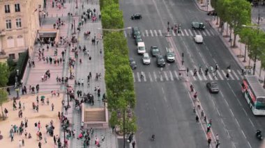 Halkın, turistlerin ve Avenue Champs-Elys es Paris, Fransa, ağır çekim araçlarda yüzlerce. Cityscape arabalar yolda. Triumph arch vurdu. Şehir canlı dikey panoramik çekim