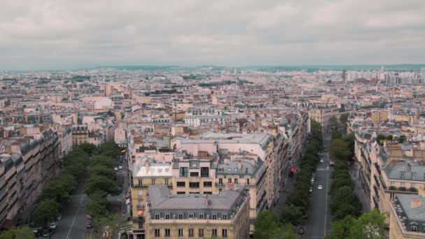 Vista dall'alto, sui tetti del vecchio quartiere di Parigi, da France Slow Motion. Auto Cityscape sulla strada. Colpito dall'arco del trionfo — Video Stock