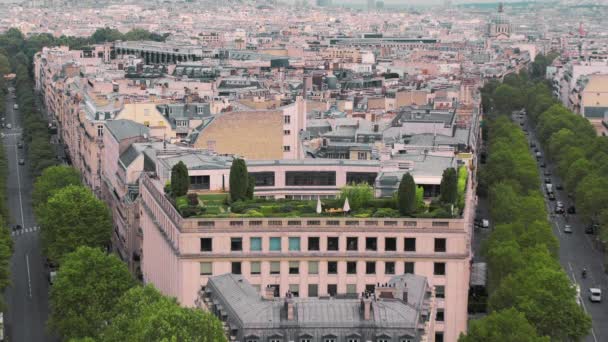 Jardim verde no telhado da casa de Paris, França Slow Motion. Carros Cityscape na estrada. Tiro do arco do triunfo — Vídeo de Stock