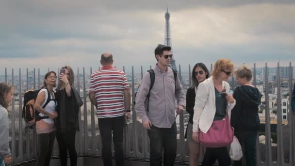 PARIS, FRANÇA - AGOSTO 08, 2018: Turistas tirar fotos selfie em smartphones no fundo da Torre Eiffel e os telhados da capital. Tiro de uma altura — Vídeo de Stock