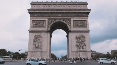 Fransa, Paris nın başkenti orta kısmında Triumph Arch. Yakın çekim ağır trafik geçen ile çekim