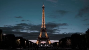 Paris, Fransa - 08 Ağustos 2018: Eyfel Kulesi başkentin merkezinde. Mars alanından görüntüleyin. Akşam, aydınlatma yanıyor