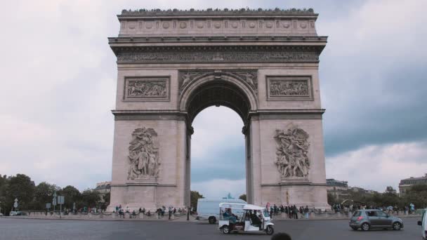 Arco del Triunfo en la parte central de la capital de Francia, París. Primer plano en cámara lenta con tráfico de paso — Vídeos de Stock