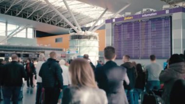 Yavaş hareket büyük bilgi yönetim kurulu Uluslararası Havaalanı'nda. Onun etrafında tanınmayan, bulanık turist ve gezginler bavul ile vardır. Kalkış için bekleyen ve yatılı