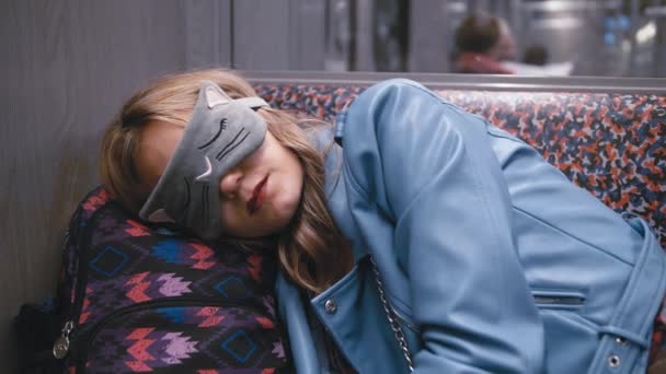 슬로우 모션 젊은 아름 다운 소녀는 눈에 눈가리 개에서 지하철 열차에 자 고 했다. 머리는 가방에 넣어. 근접 촬영 — 비디오
