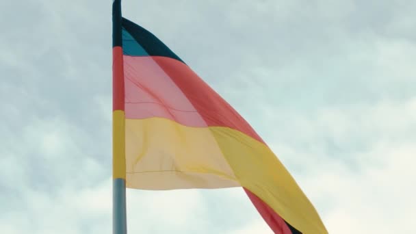 Ağır çekim Almanya bayrağı bir siyah sarı kırmızı mavi gökyüzü karşı bandıdır. Özgürlük ve demokrasi kavramı — Stok video