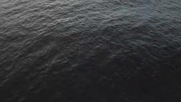 Tiro aéreo. A voar sobre o oceano. A câmera sobe no horizonte do nascer do sol. Tenerife, Ilhas Canárias. Dolly disparou drone — Vídeo de Stock