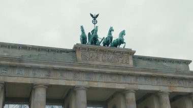 Brandenburg Kapısı restorasyon atlara Close-up ağır çekim. Almanya, Berlin başkenti. Hitlerler Üçüncü Reich ve Nazizm kavramı