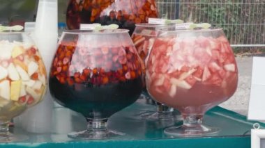 Yavaş hareket büyük kase meyve kokteylleri adil açık hava şehirde. Doğru beslenme, doğal malzemelerle içecekler ve diğer smoothies kavramı