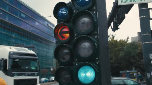 Movimiento lento Un semáforo típico en la encrucijada en el centro de la capital de Alemania, Berlín. Un gran camión no reconocido viaja en una señal de tráfico — Vídeo de stock