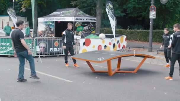Berlin, Německo - 02 října 2018. Zpomalené několik mladých kavkazské muži hrají teqball v centru Berlína na pozadí slavnost — Stock video