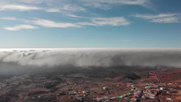 Letecký snímek. Krásná KRUHOVÁ letu nad odměrné textury bouře mračna nad červené sopečné údolí. Malé město, vesnice s bílými domky a červenými střechami. Tenerife, Kanárské ostrovy, Španělsko — Stock video