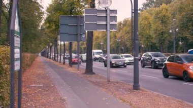 Berlin, Almanya - 02 Ekim 2018. Ağır çekim sonbahar sokak başkentin merkezinde. Otomobil sürücüsü kamera geçmiş