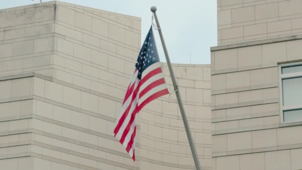 Lassú mozgás Amerika jelző csillagok és a csíkok az épület az amerikai nagykövetség Berlinben. A szabadság és a demokrácia fogalma — Stock videók