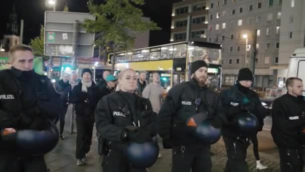 Berlin, Niemcy-październik 2018: Kobieta policjant ma służbę z mężczyznami. Kolumna protestujących na paradzie gejowskiej na rzecz równości. Gej w opozycji do faszyzmu i nazizmu. Pojęcie płci — Wideo stockowe