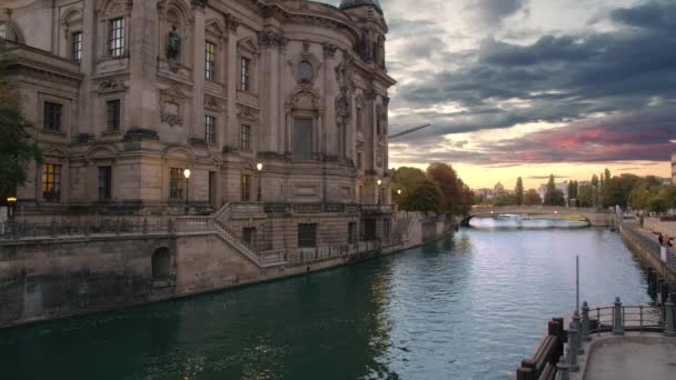 Pink sunset and clouds, the river near the Berlin Cathedral. Slow Motion — Stock Video