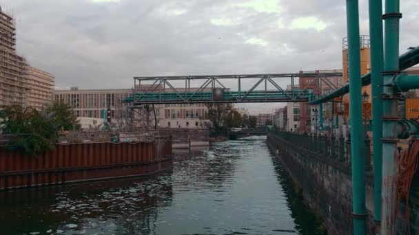 Стічні води біля заводу в центрі Європейського капіталу. Концепція забруднення навколишнього середовища, екологічна катастрофа. Повільний рух — стокове відео
