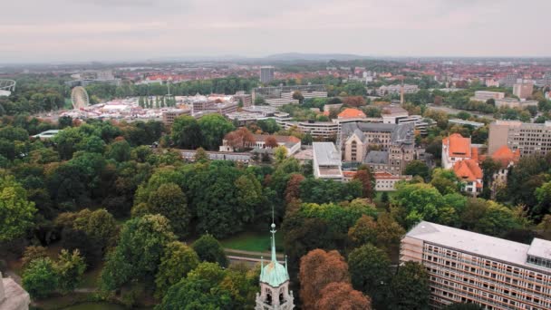 Hannover, Deutschland aus der Vogelperspektive. viele Bäume und Grünflächen. Wohnhäuser und die Straße. Zeitlupe — Stockvideo