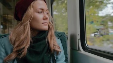 Mavi gözlü genç bir kız metro ya da tramvay trenine biner. Yorgun ve rahat. Yavaş Çekim