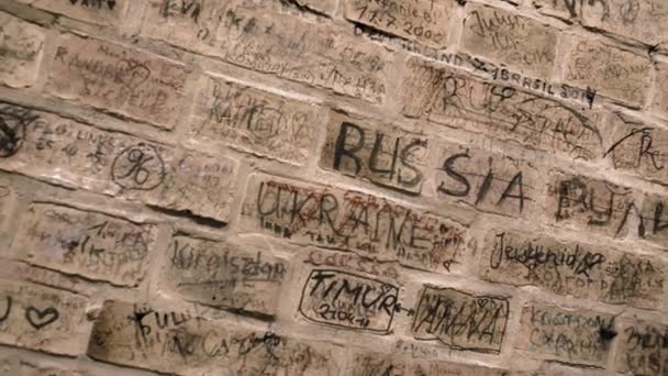 HANOVER, ALLEMAGNE - Octobre 2018 : Loft Brick mur sur lequel l'inscription Russie Ukraine. Le concept de guerre et de confrontation entre les pays. Agression de la Russie. Panorama — Video