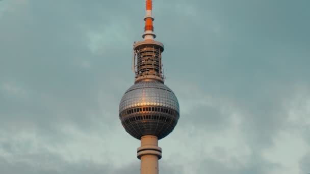 Berlin, deutschland - Oktober 2018: Nahaufnahme des berliner fernsehturms gegen den himmel. Abendwolken. — Stockvideo