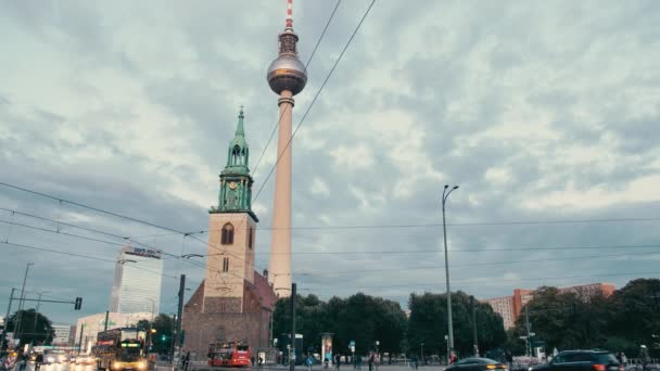 BERLÍN, ALEMANIA - Octubre 2018: Paisaje urbano en el centro de Berlín. Calle, tráfico de coches, fondo de la torre de televisión, punto de referencia de la capital alemana. Moción lenta — Vídeo de stock