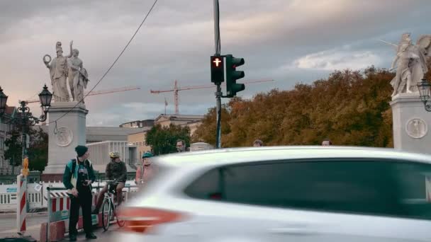 BERLINO, GERMANIA - ottobre 2018: residenti della capitale europea all'incrocio della strada. Ciclisti e pedoni. Riparazione stradale ad un incrocio pedonale. Rallentatore — Video Stock
