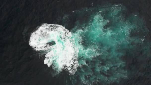 Un disparo aéreo. Arrecife de piedra volcánica en las aguas del océano. Las olas lo golpearon para formar una espuma blanca. Garachico, Tenerife, Islas Canarias. El concepto de soledad, naturaleza furiosa, priorato de ahorro — Vídeos de Stock