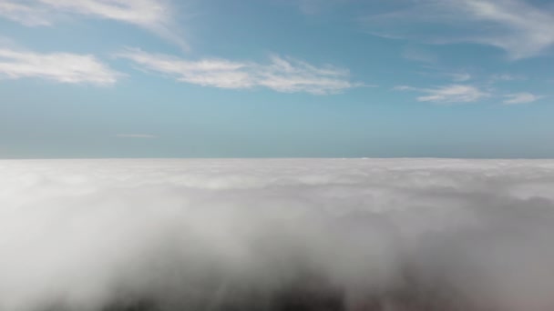 Letecká střela. Nádherný let nad mraky nad vulkanickým údolím. Tenerife, Kanárské ostrovy, Španělsko. Představa snění, létání, výšky a létání nad mraky — Stock video