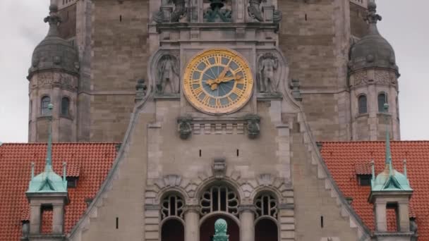 Hanower, Niemcy-październik 2018: Ratusz z dużym zegarem w centrum miasta. Zwolnionym — Wideo stockowe