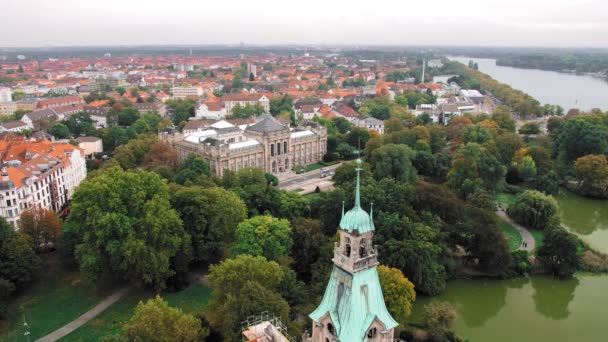 Hannover, Almanya kuş bakışı bir manzara. Belediyenin yeşil kubbesi diğer otantik evlere göre. Birçok yeşil alan ve ağaçlar. Yolun içinde, arabalar. Yavaş Çekim — Stok video