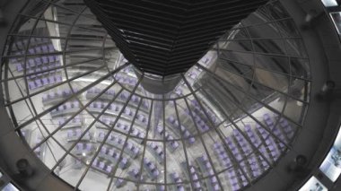 Berlin, Almanya - Ekim 2018: Alman parlamentosu Bundestag salonunun en üst görünümü. Kubbeden ateş etmek. Gece, Yavaş Hareket
