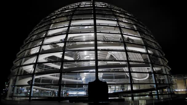 BERLIN, ALLEMAGNE - Octobre 2018 : La coupole du Bundestag la nuit. À l'intérieur des touristes visitant le monument. Mouvement lent — Video
