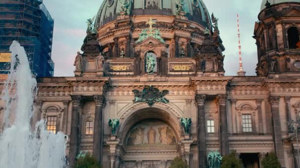 BERLIN, ALLEMAGNE - Octobre 2018 : Fontaine et pulvérisation d'eau près de la cathédrale de Berlin, Allemagne. Mouvement lent — Video