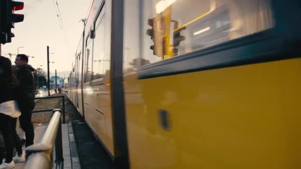 Берлін, Німеччина-Жовтень 2018: жовтий трамвай на тлі середньовічних будинків і торгових центрів у бізнес-центрі Берліна. Повільний рух — стокове відео