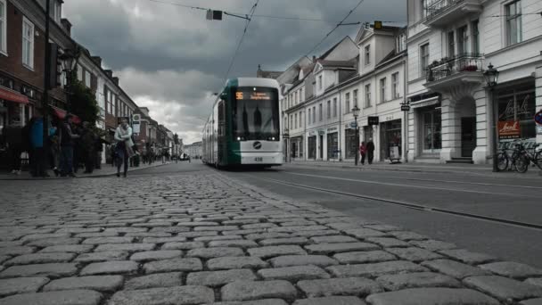 POTSDAM, ALEMANIA - Octubre 2018: Calle cubierta de bloques de piedra y casas de época en el centro del casco antiguo. tranvía moderno se aleja de la parada. Moción lenta — Vídeo de stock