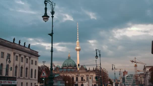 Berlín, Německo-říjen 2018: pomalý pohyb při západu slunce. Na pozadí je Berlínská televizní věž a katedrála — Stock video