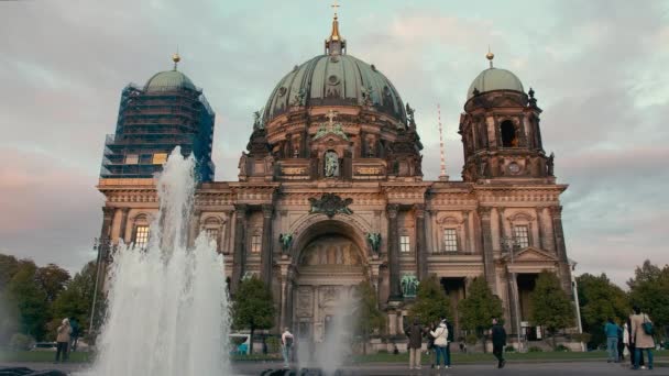 Berlin, Almanya - Ekim 2018: Tanınmayan insanlar, Almanya'nın Başkenti Berlin'deki katedralin yakınına sonbaharda turist oluyor. Ön planda bir çeşme. Yavaş Çekim — Stok video